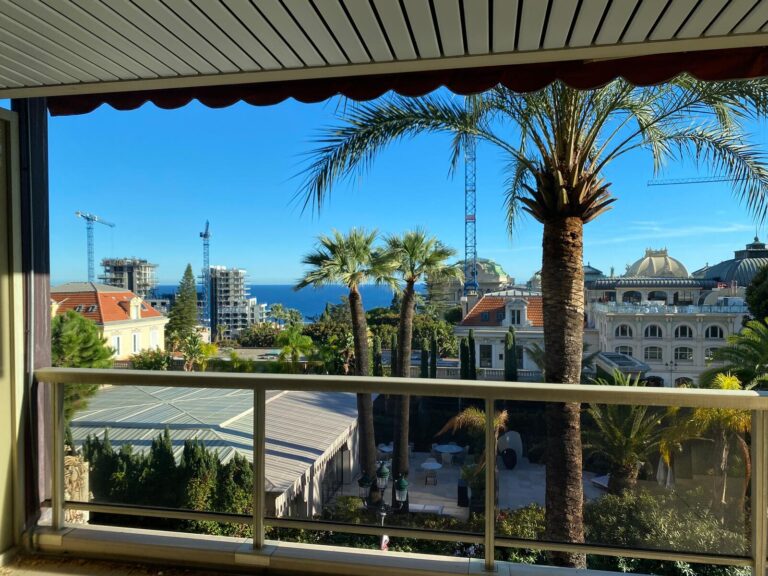 FOR RENT – GOLDEN SQUARE – SUPERB 4-ROOM APARTMENT..