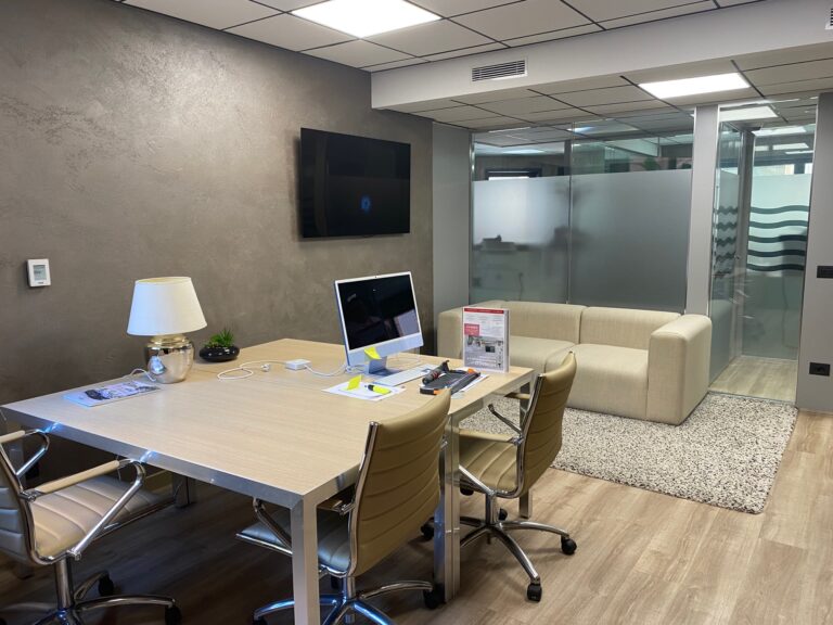 FOR RENT – LARGE FURNISHED OFFICE WITH PARKING
Pri..