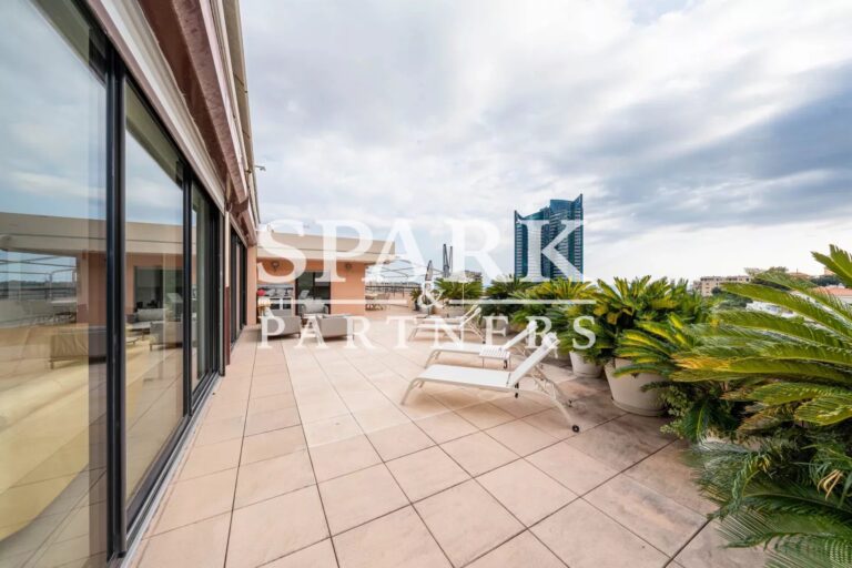 Beausoleil – Superb 6-room duplex with spacious terrace