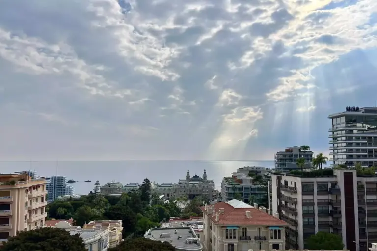 FOR SALE – LUXURY 3-ROOM APARTMENT – MONTE-CARLO
P..