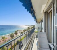 High floor with terrace facing the sea
