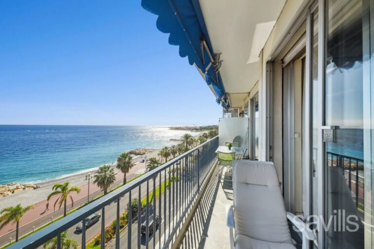 High floor with terrace facing the sea