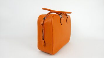 HERMÈS PLUME HANDBAG IN ORANGE LEATHER

Price: €5,..