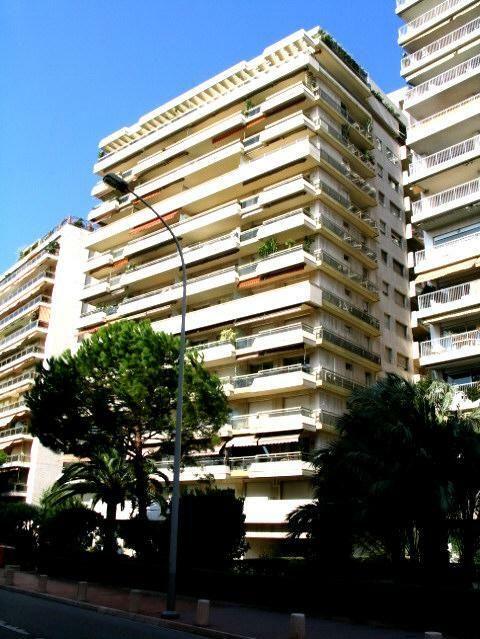 FOR SALE – 2-ROOM APARTMENT WITH TERRACE – CHÂTEAU..