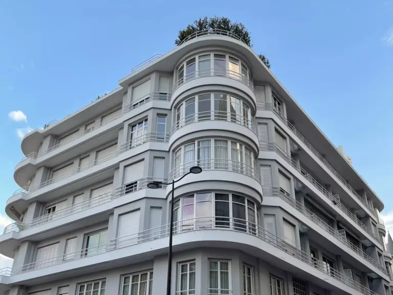 FOR RENT – LES ROTONDES – SPACIOUS STUDIO WITH BAL..