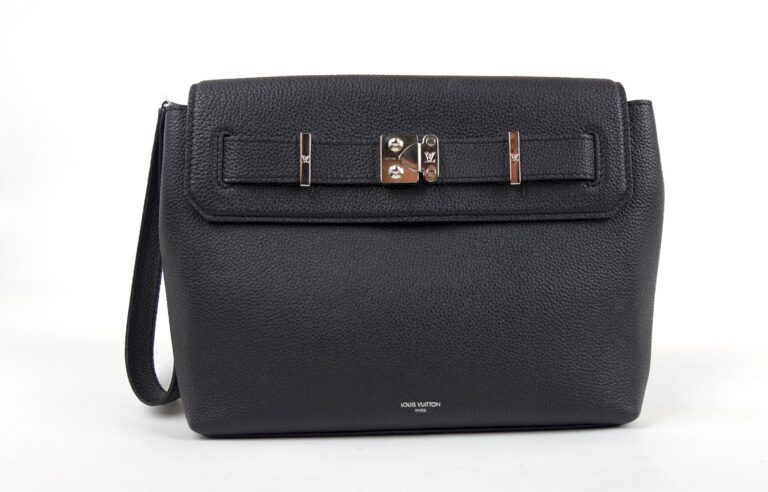 LOUIS VUITTON BLACK LEATHER CLUTCH

Price: €2,100
..