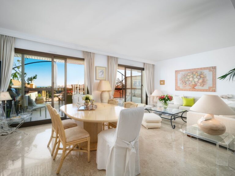 FOR SALE – BEVERLY PALACE – SPACIOUS 1-BEDROOM APA..