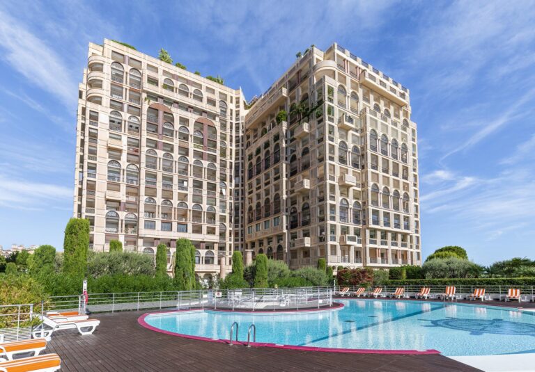 FOR RENT – PALAZZO LEONARDO – SPECTACULAR SEAFRONT..