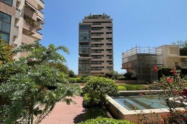 FOR SALE – RENOVATED MAID’S ROOM – LE BERMUDA
Pric..