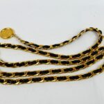 chanel-ceinture-cuir-noir-metal-dore-2.jpg