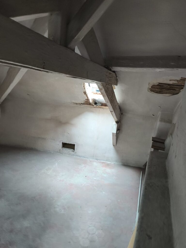 FOR SALE – LARGE ATTIC – CONDAMINE
Price: €490,000..