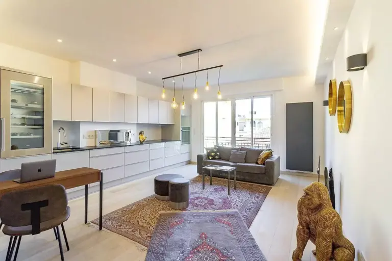 FOR SALE – MONEGHETTI – RENOVATED 2-ROOM APARTMENT..
