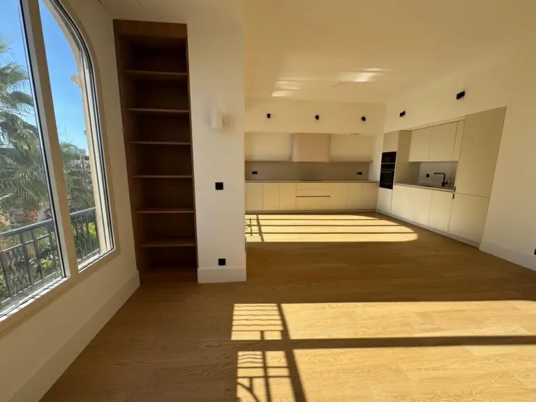 FOR SALE – 4-ROOM APARTMENT – FULLY RENOVATED – MO..