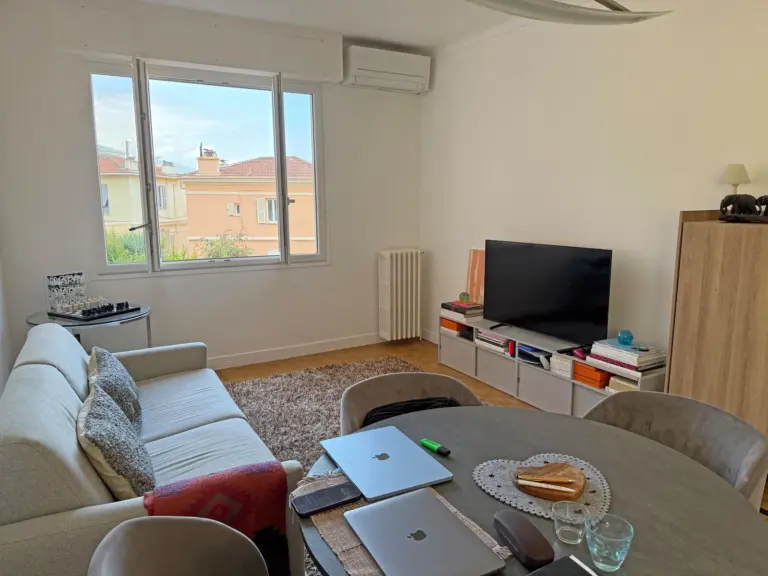 FOR SALE – SPACIOUS 3-ROOM APARTMENT – FREE OF ANY..