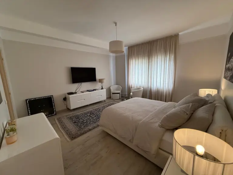 FOR SALE – SPACIOUS STUDIO – THE CONTINENTAL, MONT..