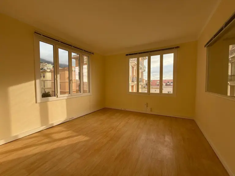 FOR RENT – SPACIOUS OFFICE WITH SEA, PORT & ROCK V..