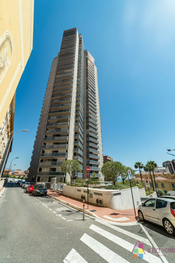 FOR RENT – SPACIOUS STUDIO WITH SEA AND CASINO VIE..