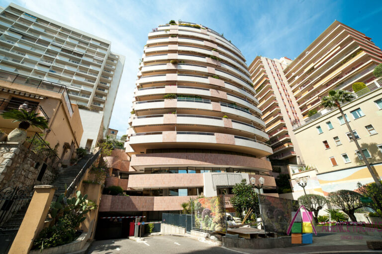 FOR SALE – DOUBLE-WIDTH GARAGE BOX – PATIO PALACE,..