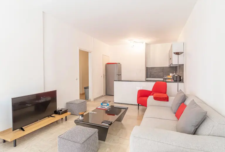 FOR SALE – 2-ROOM RENOVATED APARTMENT – CHÂTEAU AM..