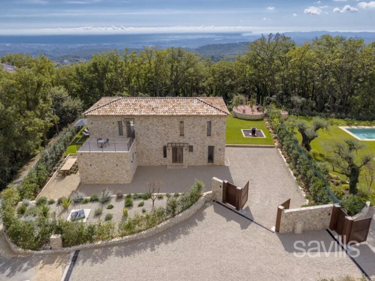 Exceptional contemporary villa, enhanced by the timeless elegance of natural stone.