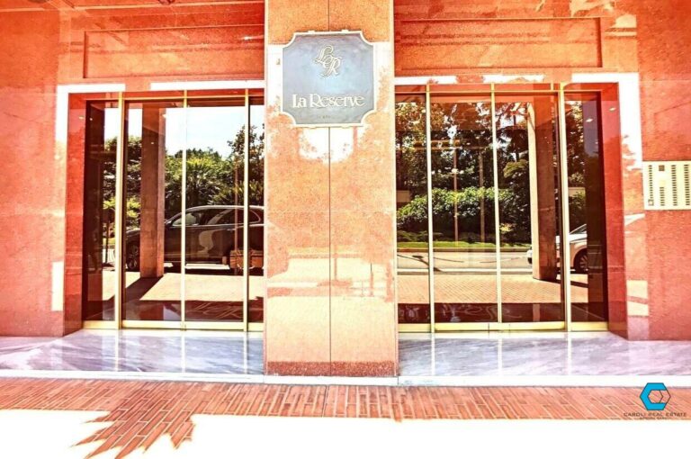 FOR SALE – LARVOTTO – LA RÉSERVE – GENEROUS ONE-BE..