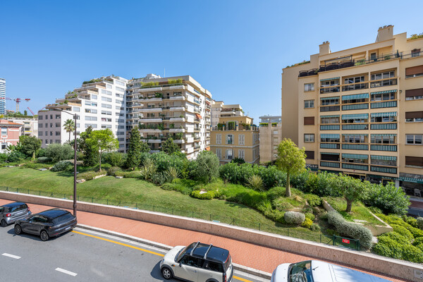 Located in the sought-after La Rousse – Saint Roma..