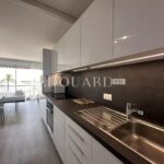 Large studio finely refurbished with beautiful sea view, on the first floor of a beachfront building, sole agency – Gallery 3