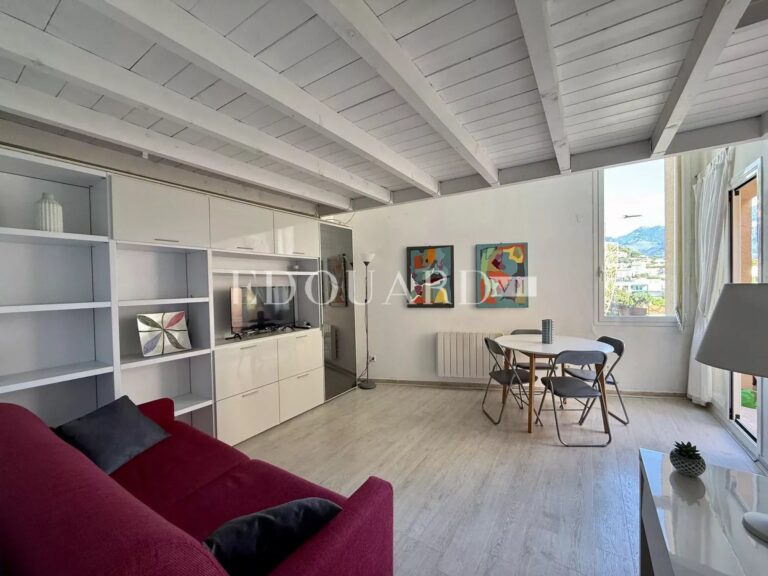 One bedroom duplex apartment in the sought-after district of Plateau du Cap, sole agency
