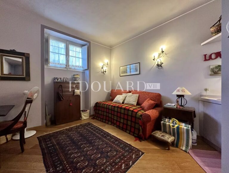 For sale little studio with cellar, in a magnificent historic building with amazing park, sole agency