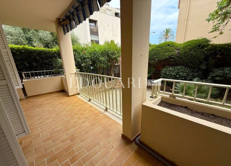 One bedroom apartment for sale with terrace and cellar, in a small building just a few steps from the beaches