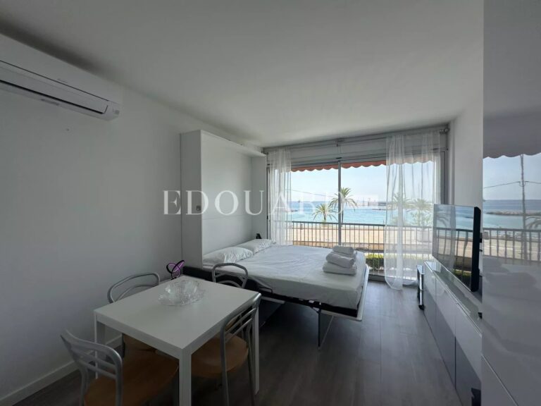 Large studio finely refurbished with beautiful sea view, on the first floor of a beachfront building, sole agency