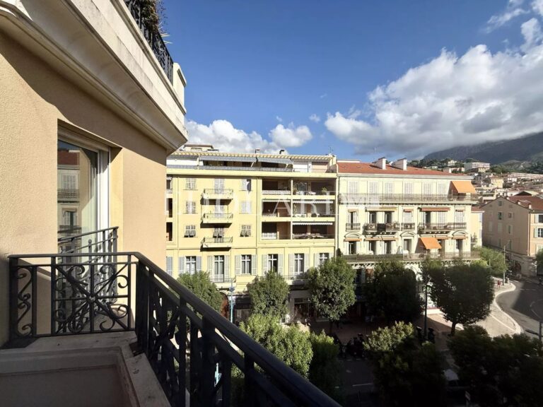 One bedroom apartment with terrace and possibility of parking space, in a prestigious beachfront building