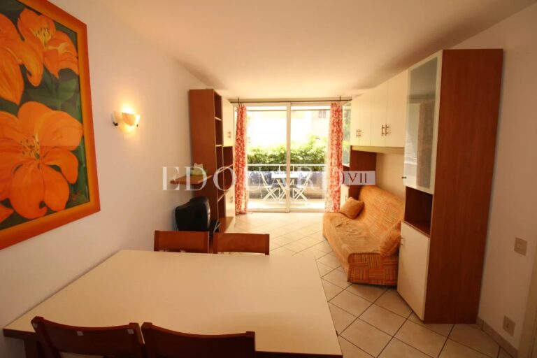 One bedroom apartment with West facing terrace and underground parking space, only a few steps from facilities and beaches