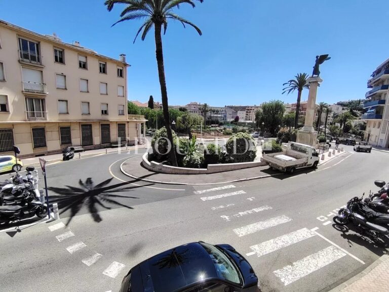 Spacious one bedroom apartment with terrace, on the first floor of a lovely building in the centre of Menton