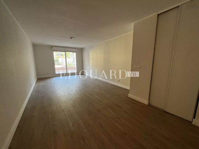 One bedroom apartment completely refurbished with terrace and underground parking space, sole agency