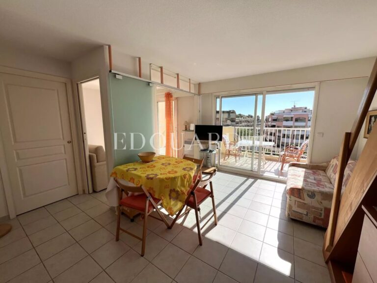 One bedroom apartment on the top floor with terrace, cellar and parking space, just a few steps from the beaches