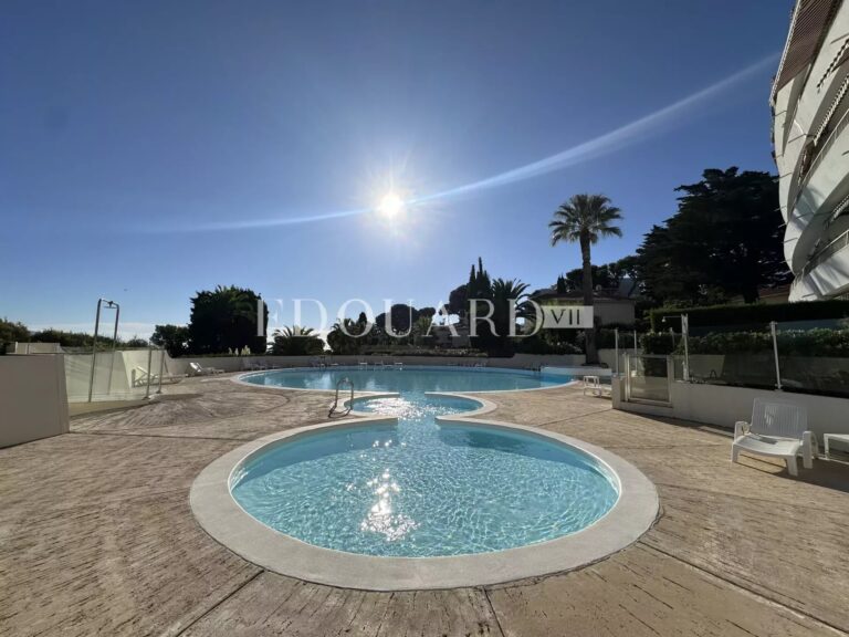 Beautiful studio with terrace, magnificent panoramic sea view, cellar and parking space. Sole agency