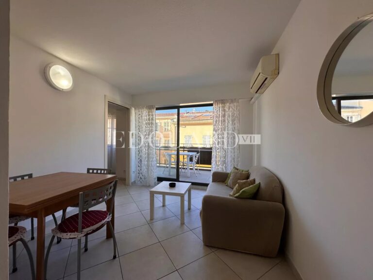 For sale one bedroom apartment with terrace, in a recent building in the very centre of Menton, sole agency