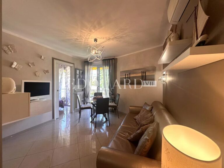 One bedroom apartment in excellent condition with nice terrace, in a building with caretaker, sole agency