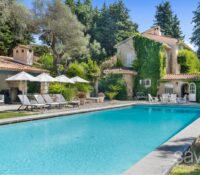 Characterful country house in a green setting