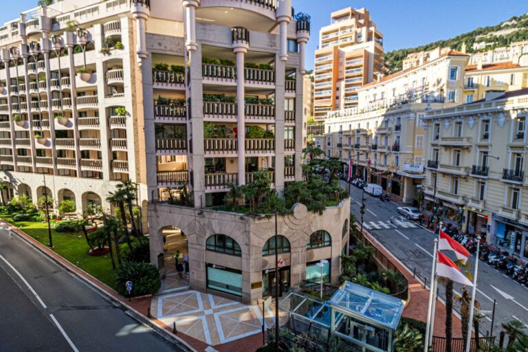 FOR RENT – CARRÉ D’OR – FULLY RENOVATED 2-ROOM APA..