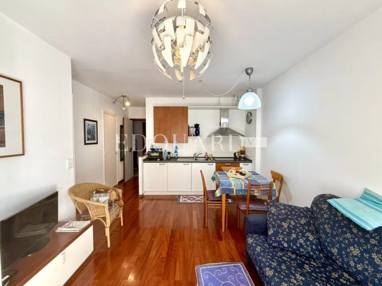 One bedroom apartment with balcony and garage, ideally located in the centre of Menton, sole agency