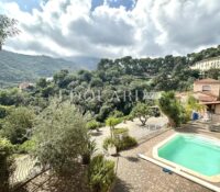 Ideally located in Gorbio, for sale independent house with great building land and several possibilities of extension