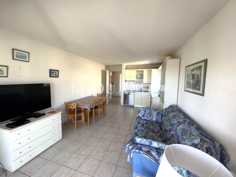 One bedroom apartment with terrace, pleasant open view up to the sea, cellar and garage. Sole agency
