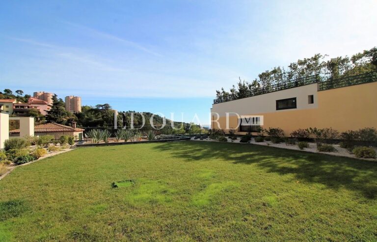 Studio with large terrace, cellar and garage, in a modern residence with swimming pool, sole agency