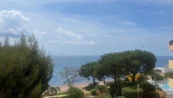 FOR RENT – PRESTIGIOUS RESIDENCE WITH SEA VIEW AND..