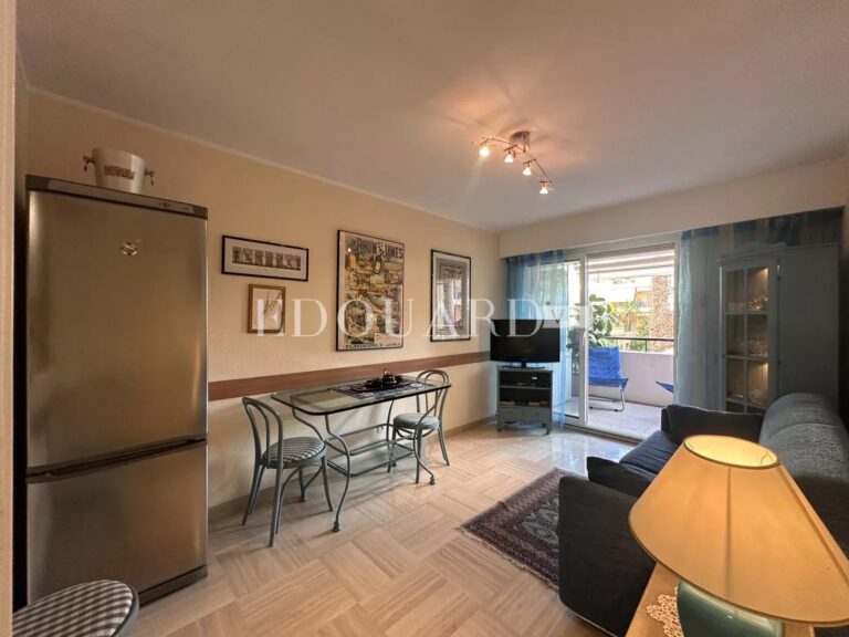 One bedroom apartment with large terrace and garage, on the third floor of a modern building, sole agency