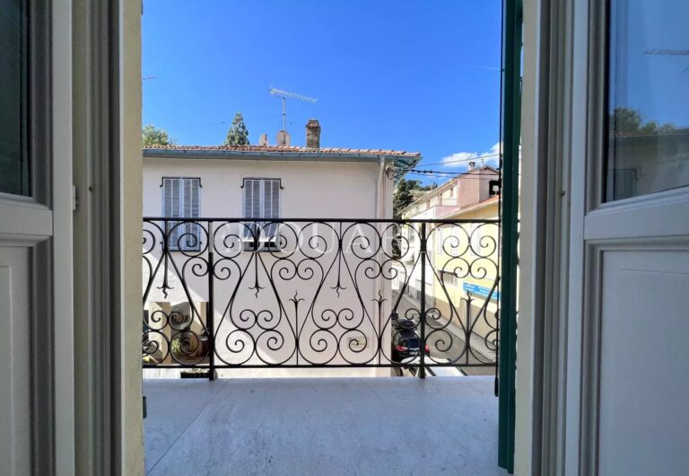 Little two bedroom apartment in very good condition with nice balcony, close to facilities and schools, sole agency