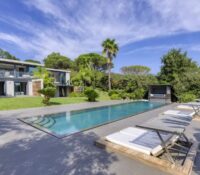 Sale contemporary villa with swimming pool within a private domain at walking distance from the beach, Ramatuelle