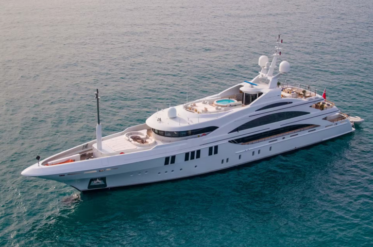 Yacht Charter – M/Y LA BLANCA
Benetti | 59 m (194 ..